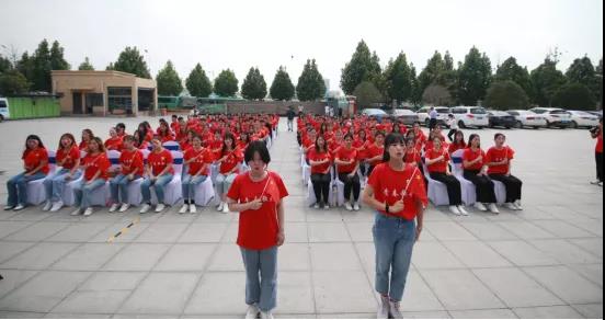 做白色的牛奶，創(chuàng)紅色的企業(yè)，花花牛乳業(yè)集團(tuán)青春歌會(huì)慶祝建黨100周年
