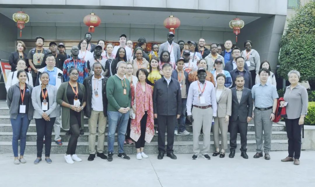 北京大學南南合作與發(fā)展學院教授、全球伙伴關(guān)系主任周詠梅一行蒞臨花花牛平輿瑞亞牧業(yè)參觀調(diào)研