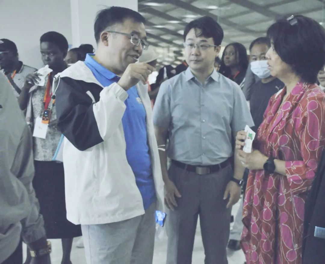 北京大學南南合作與發(fā)展學院教授、全球伙伴關(guān)系主任周詠梅一行蒞臨花花牛平輿瑞亞牧業(yè)參觀調(diào)研