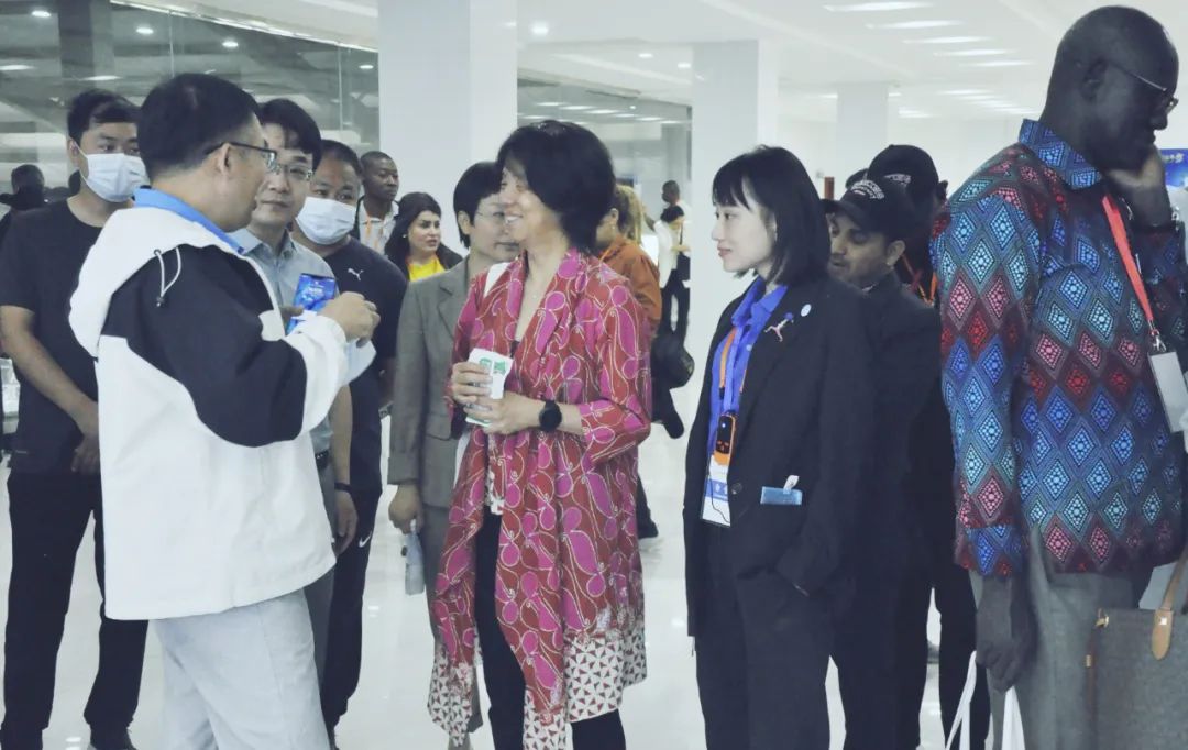 北京大學南南合作與發(fā)展學院教授、全球伙伴關(guān)系主任周詠梅一行蒞臨花花牛平輿瑞亞牧業(yè)參觀調(diào)研