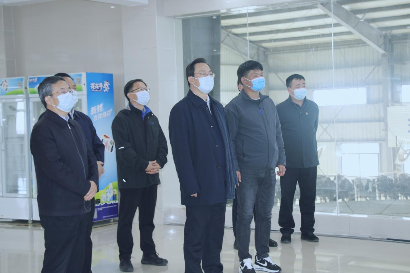 河南省人大常委會黨組書記、副主任孔昌生蒞臨花花牛魯山瑞亞牧場參觀調(diào)研