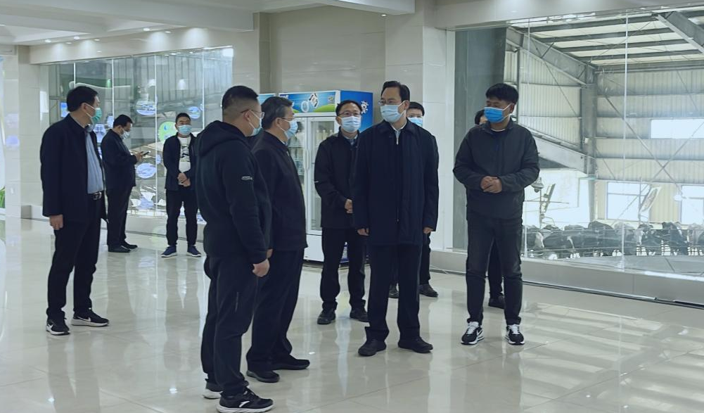 河南省人大常委會黨組書記、副主任孔昌生蒞臨花花牛魯山瑞亞牧場參觀調(diào)研