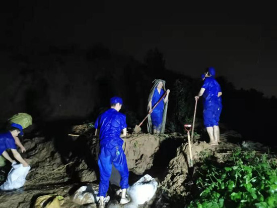 微光匯聚、風(fēng)雨同舟，我們一起扛！