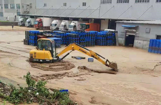 微光匯聚、風(fēng)雨同舟，我們一起扛！