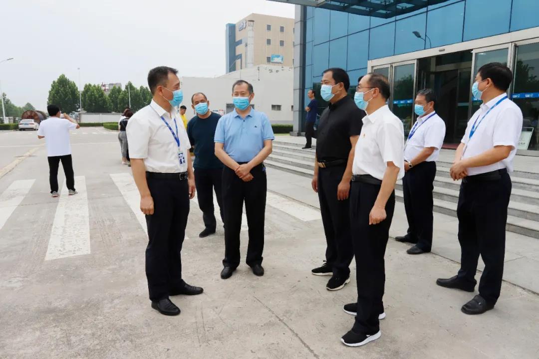 鄭州市安全生產(chǎn)雙重預(yù)防體系建設(shè)現(xiàn)場(chǎng)觀摩會(huì)在花花牛乳業(yè)集團(tuán)鄭州分公司召開(kāi)