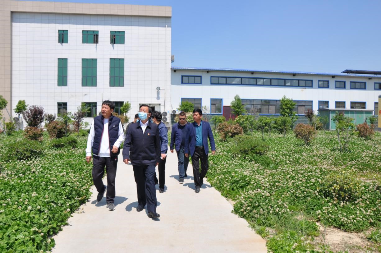 商丘市委常委、宣傳部部長王全周一行蒞臨睢縣瑞亞牧業(yè)有限公司調(diào)研