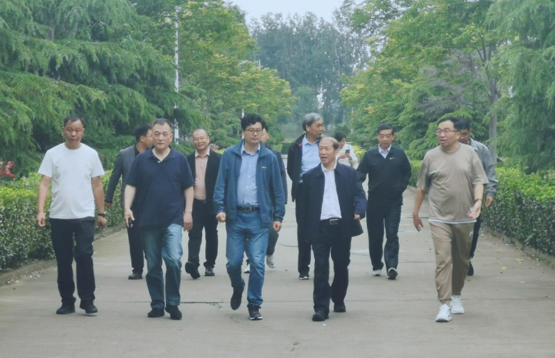 花花牛丨河南農(nóng)業(yè)大學(xué)黨委副書記、校長介曉磊一行蒞臨花花牛河南瑞亞參觀調(diào)研
